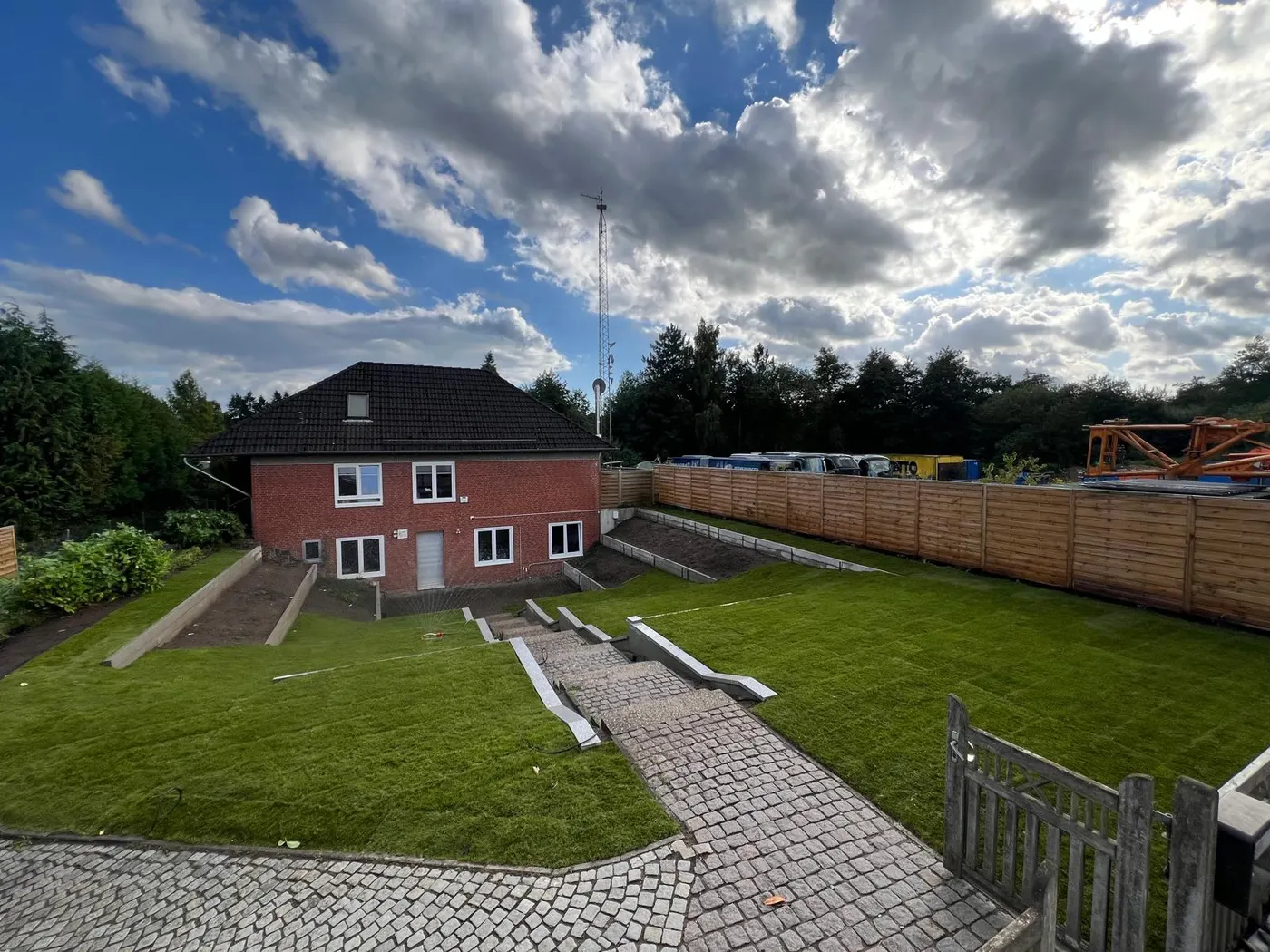 Rasenbau und Rollrasen Neue Rasenfläche